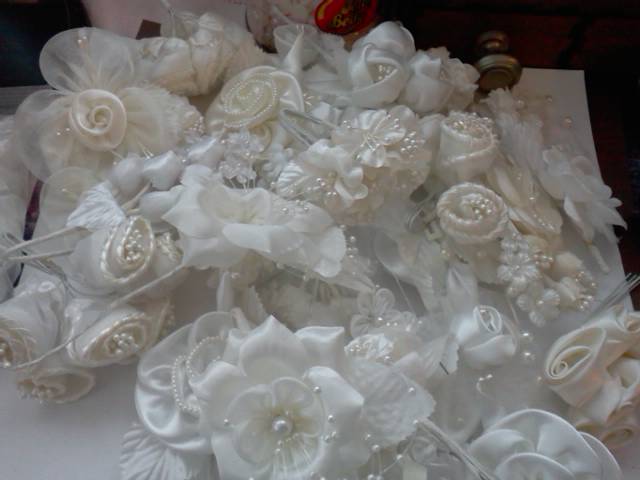 30 Mix Cream/White Fabric Flowers* - Click Image to Close